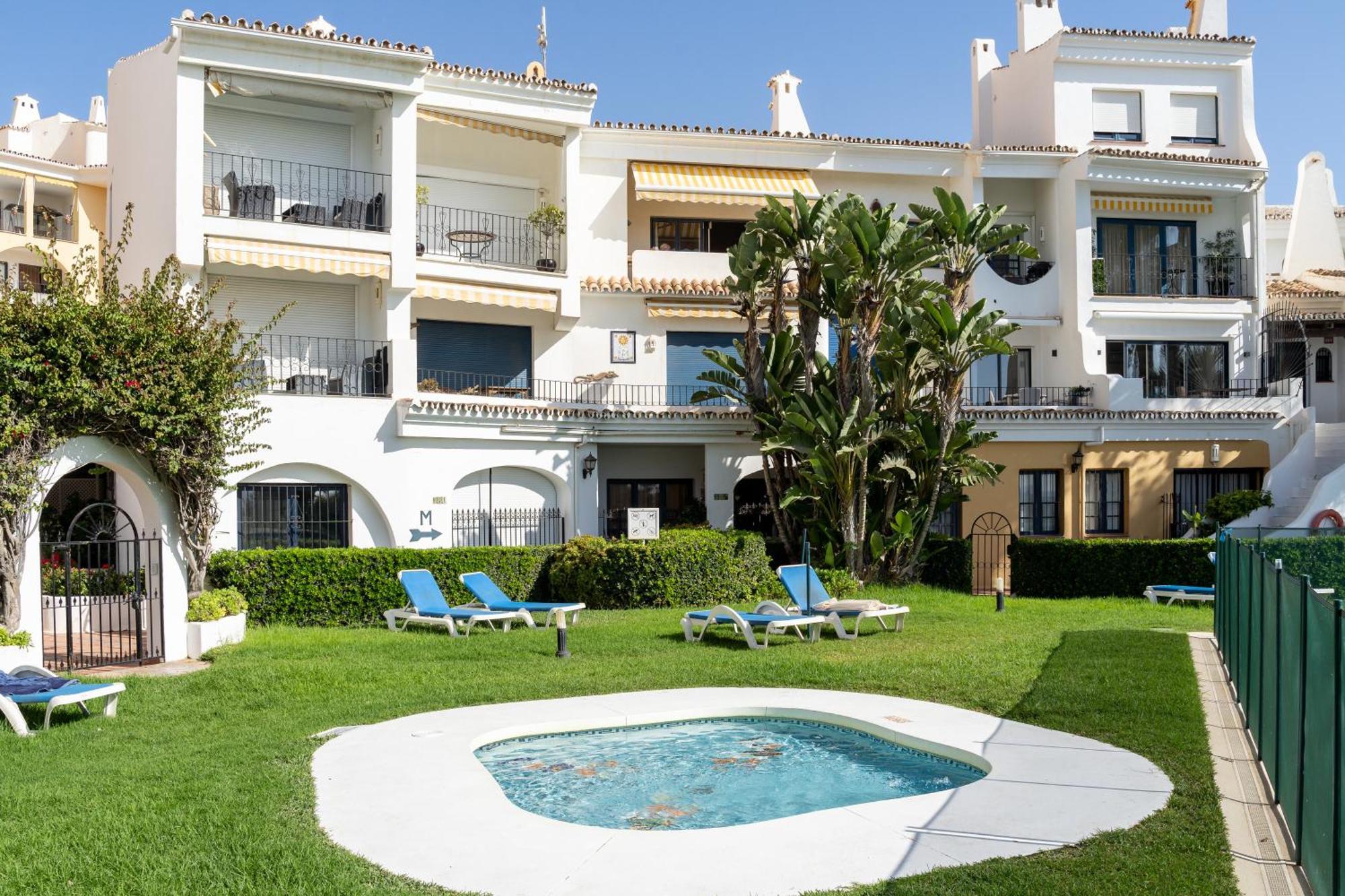 Beachfront Puerto Cabopino Appartement